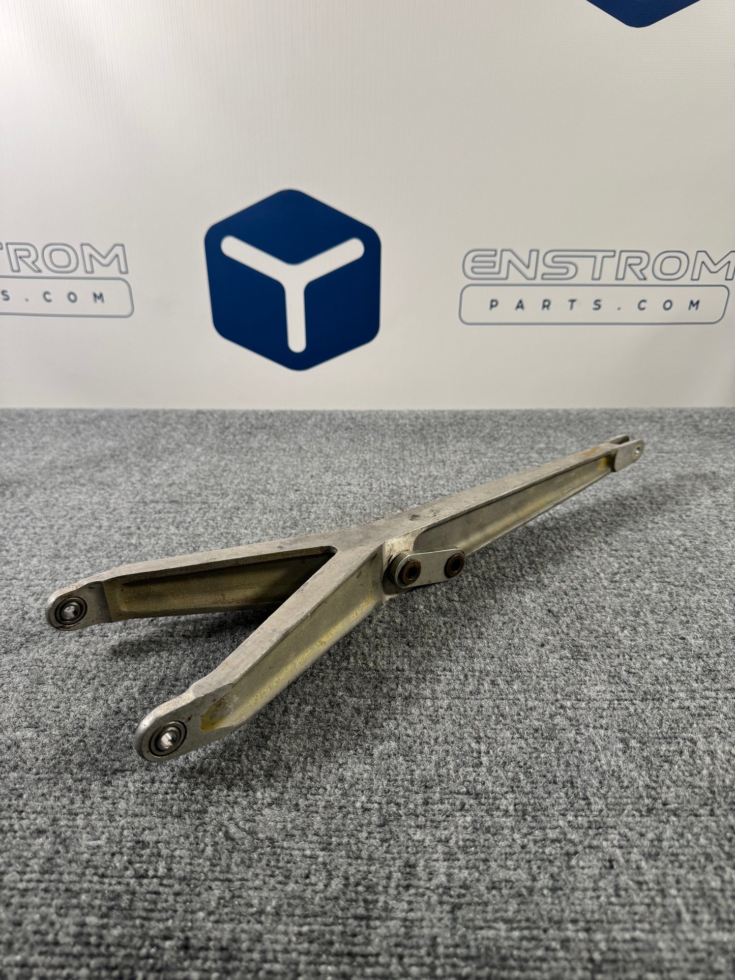 28-16132-3, Enstrom Link Support and Bearing